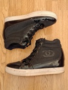 Buty na koturnie czarne roz 40 połyskujący materiał elem lakierowane st.db