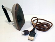 Stare żelazko z okresu wczesnego PRL