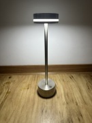Srebrna bezprzewodowa stołowa lampka led