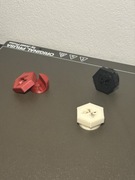 Organizery oraz uchwyty do kabli na biurko medale i ściany, 