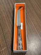 Posrebrzany nóż do sera w pudełku ładny 