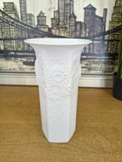 Wazon porcelanowy KAISER W. Germany – biały, relief kwiatowy