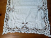 Bieżnik z ręcznym haftem i koronką 102x35