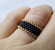 Pierścionek obrączka z koralików Miyuki czarnych i złotych rękodzieło 