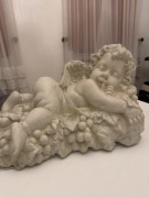 Biało-Szara figurka zamyślonego aniołka 