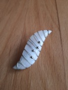 broszka zapięcie przypinka biała