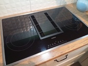 Płyta grzewcza elektryczna ze zintegrowanym wentylatorem wyciągowym.