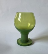 Horbowy  kieliszek zwany noga słonia. Zielony kolor rzadko spotykany. 