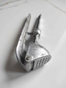 Prasa do czosnku i drylownica do wiśni / oliwek- Vintage Akino Italyno