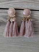 Kolczyki w stylu retro.