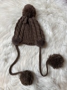 Brązowa zimowa czapka dziewczęca z dzianiny z pomponami i warkoczami