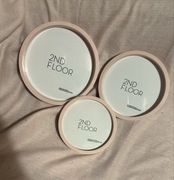 Trzy okrągłe różowe, plastikowe ramki