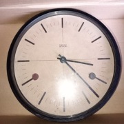 Nietypowy zegar wtórny kolejowy