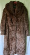 Futro z kóz z kołnierzem z lisa. Rozmiar 44 