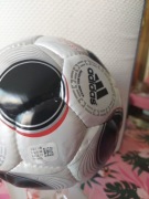 Oryginalna piłka nożna z euro 2008roku z podpisem Leo Benhakera