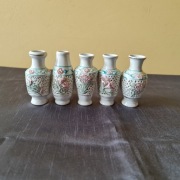 Małe wazoniki porcelanowe. (29)