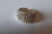 Pierścionek w kolorze srebrnym z kryształkami / straseem średnica 19mm