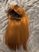 Ruda peruka syntetyczna o długości około 80 cm