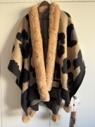 Monnari Ponczo z modnym zwierzęcym wzorem narzutka panterka cętki 