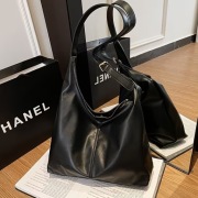 Stylowa torebka  miejska damska listonoszka na ramię czarna 