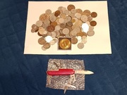 Monety i scyzoryk wielofunkcyjny 