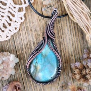 Miedziany wisior z labradorytem