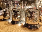 Szklanki w metalowych koszyczkach z motywem mysliwskim. Cena za 6 sztuk. 