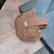 Torebka z rafii ręcznie robiona na szydełku