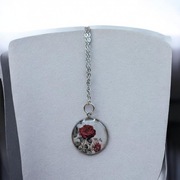 Wisiorek z żywicy z motywem czerwonej róży w stylu vintage