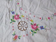 Ręcznie haftowana serweta 80x80