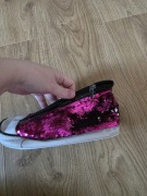 Cekinowy piórnik różowy srebrny w kształcie buta