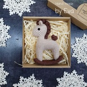 Konik na biegunach, wykonany na szydełku. Świąteczny prezent