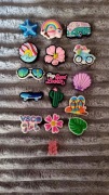 Przypinki Piny Charms do butów typu Crocs 15 szt. gratis Misio świecący