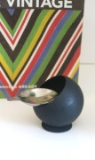 Kultowa popielniczka kula PRL Bauhaus firmowa czarna