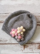 Czapka beanie dla dziewczynki szara z kwiatkami 