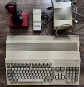 Amiga 500 z rozszerzeniem pamięci, zasilaczem, joystickiem, modulatorem
