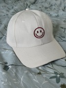 Jasna czapka z daszkiem kremowa uśmiech Smiley Face haft czerwony Unisex