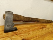 Stara siekiera  1400g. Sygnatura. Trzonek kiepski ale siedzi.