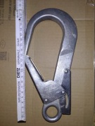 Hak wspinaczkowy do bezpiecznej pracy na wysokościach 