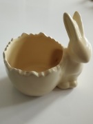 Osłonka ceramiczna: zajączek i skorupka jajka 