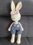 Króliczek w ogrodniczkach na szydełku 