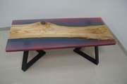 Stół zalany żywicą epoksydową