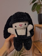 Dwa ręcznie robione, szydełkowane króliczki