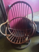 Fotel używany bujano-obrotowy z rattanu w kolorze naturalnym