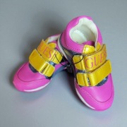 Guess – różowe sneakersy dziecięce r. 19