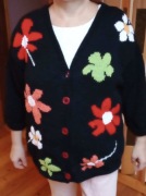 Czarny sweter w kolorowe kwiaty