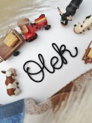 Imię, napis 4 liter, rozmiar S, ze sznurka i drutu, na ścianę