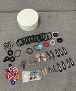 duży zestaw opasek do włosów, wsuwek z kamieniami i tak dalej