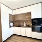 Meble kuchenne - białe fronty lakierowane i halifax