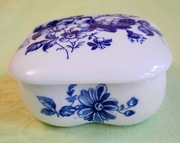 Vintage małe kwadratowe puzderko szkatułka z biało niebieskiej porcelany 